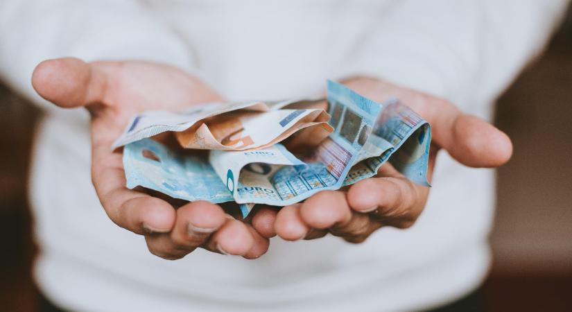 Nem képes erősödni a forint, 392 forint felett az euró