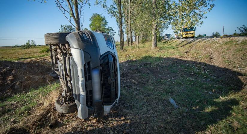 Durva mérleg, kilenc embert vittek kórházba szerdán a hajdú-bihari utakról – fotókkal, videóval