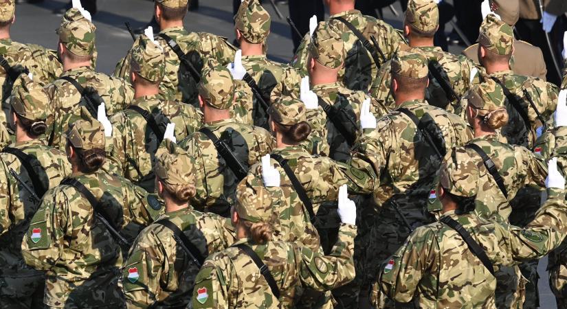 Ünnepélyes katonai eskütétel a Dunakapu téren