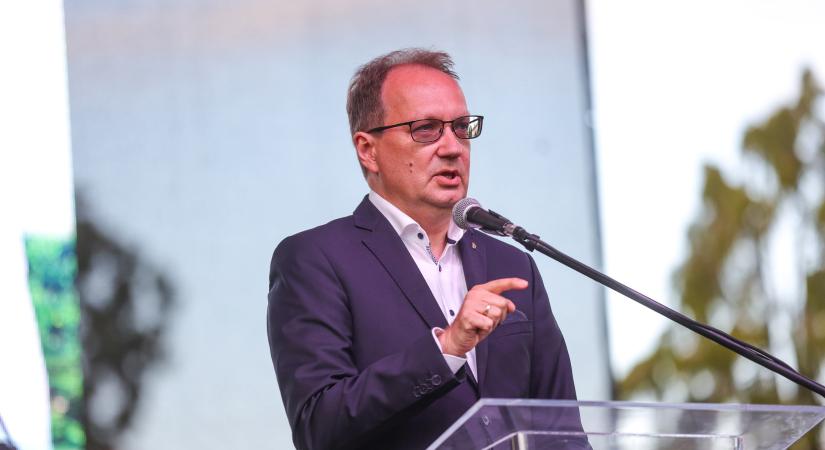 Felmentették Hoppál Pétert, de Orbán Viktor rögtön ki is nevezte