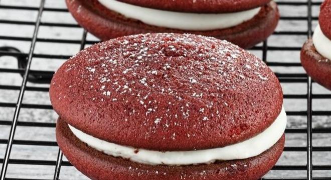 Red velvet szendvicskeksz – töltött cookie rózsaszínben