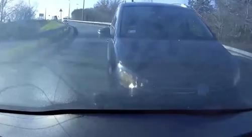 Nekihajtott az előtte haladónak, majd tusfürdővel is büntetett egy autós, akit nem engedtek besorolni – videóval