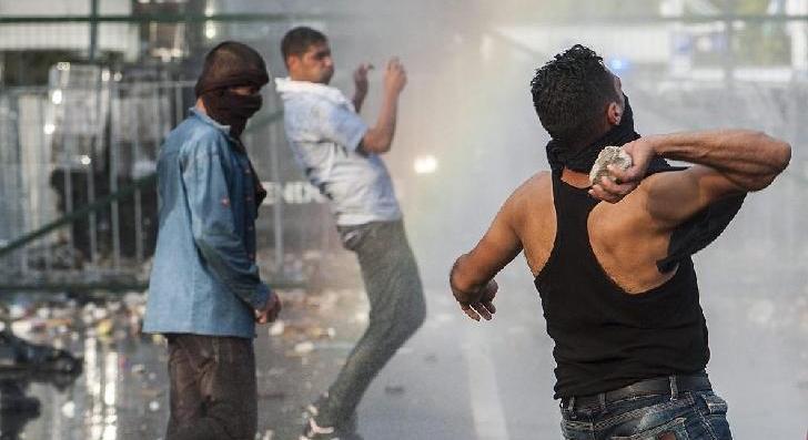 Fegyveres migránsbűnözők támadják a határt