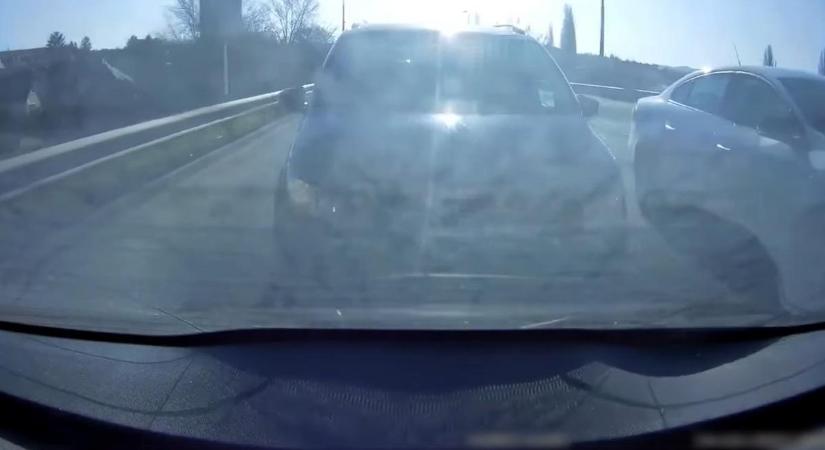 Döbbenetes: többször is nekihajtott az előtte lévő autónak egy felelőtlen sofőr Győrben, az unokája is a kocsiban volt – videó