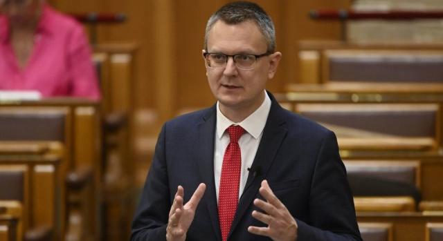 „Modern, megfelelő, ápolt” – Rétvári Bence szerint a konténeres oktatásnak vannak előnyei