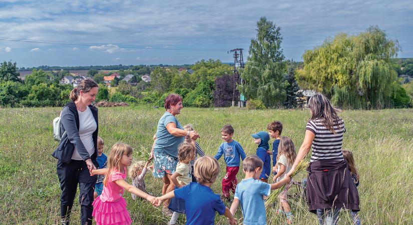 Ahol a gyerekeket boldogságra tanítják – Egy tanyaóvoda madárfüttyös napjai