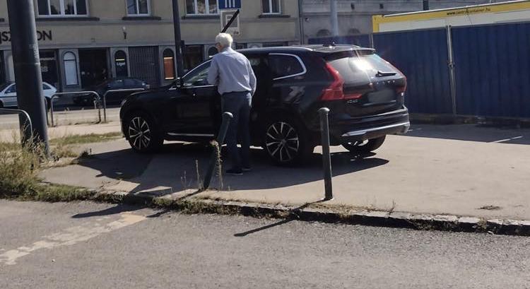 A járdán parkolt Vitányi István hajdú-bihari fideszes országgyűlési képviselő, pedig 50 méterre volt egy mélygarázs