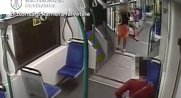 Videón, ahogy ketten kifosztanak egy alvó utast Budapesten, a 6-os villamoson