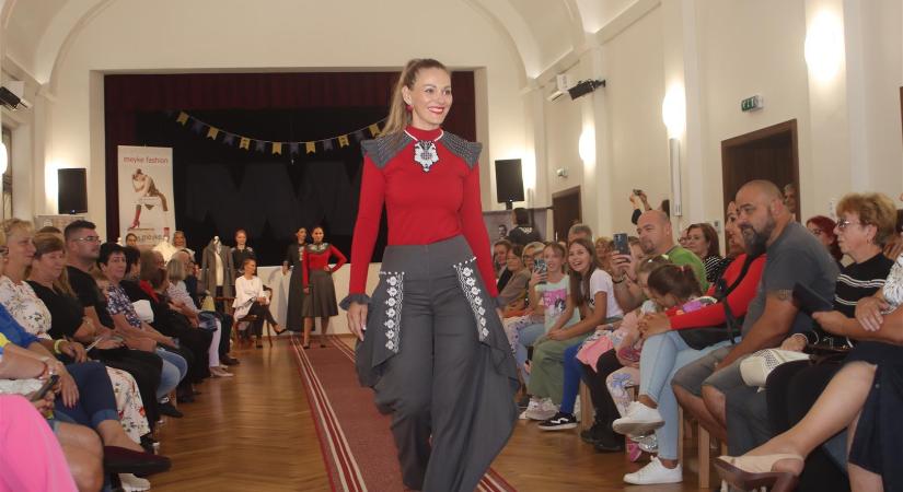 „Gömöri hagyomány a divatban” – Meyke rimaszombati divatbemutatója képeken