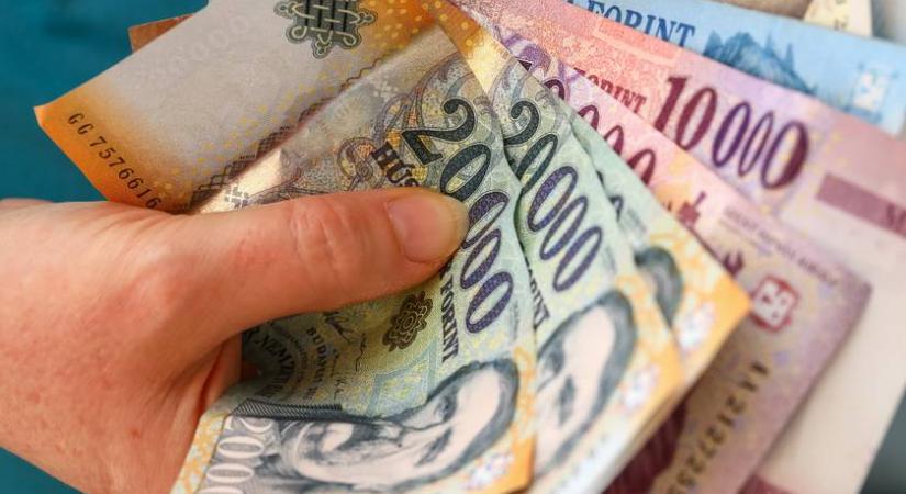 Novemberben jön a pluszpénz: közel másfél millió magyart fog érinteni
