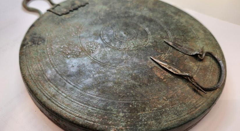 Ritka bronztükröt találtak egy görög kurtizán 2300 éves sírjában Jeruzsálemben