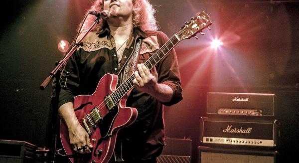 Julian Sas, a szárnyaló blues-rocker visszatér Budapestre