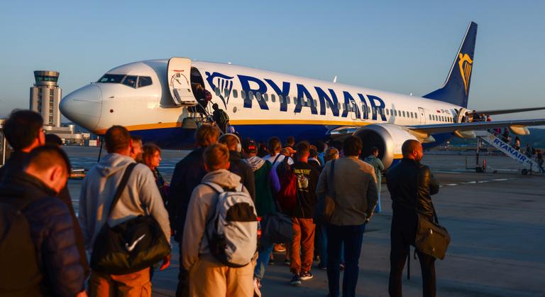 Levelet kapnak a Ryanair utasai, számos járatot töröl a légitársaság