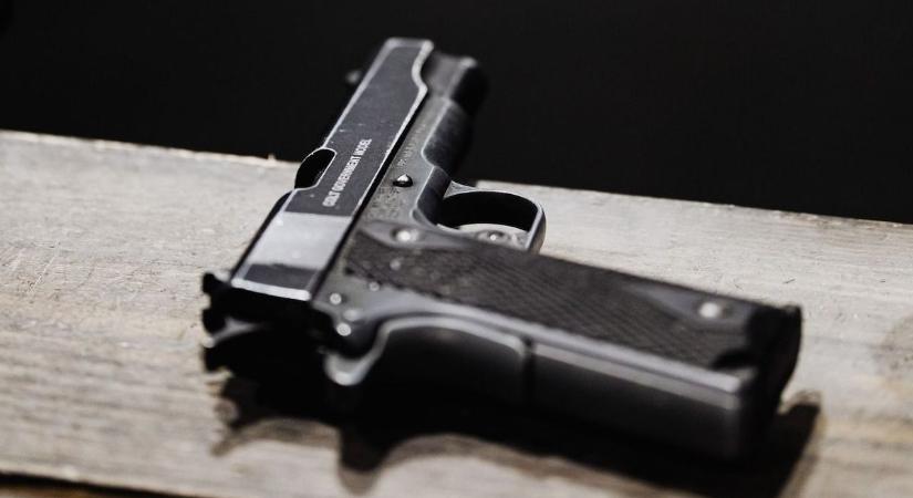 Lakása ablakából lövöldözött: 4-en megsérültek, köztük egy rendőr