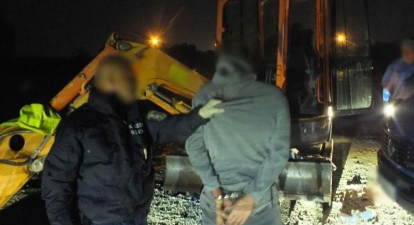 Sarokcsiszolóval estek neki az alvázszámnak, a hajdú-bihari rendőrök zavarták meg a munkát