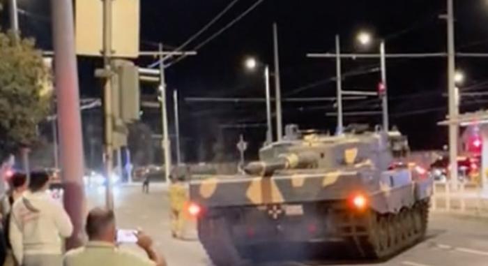 Egy igazi tank miatt állt le a forgalom Budapesten