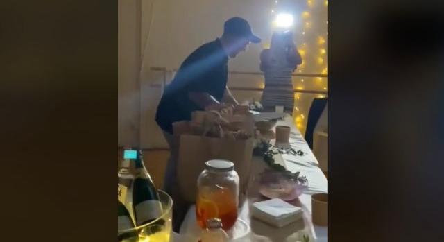 Nagyot néztek a vendégek, amikor az ifjú pár bejelentette, hogy a menüt a McDonald's-ból hozatták