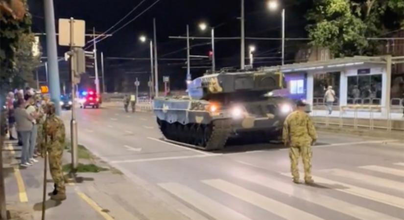 VIDEÓ: Egy hatalmas tank okozott meglepetést Budapest belvárosában tegnap este