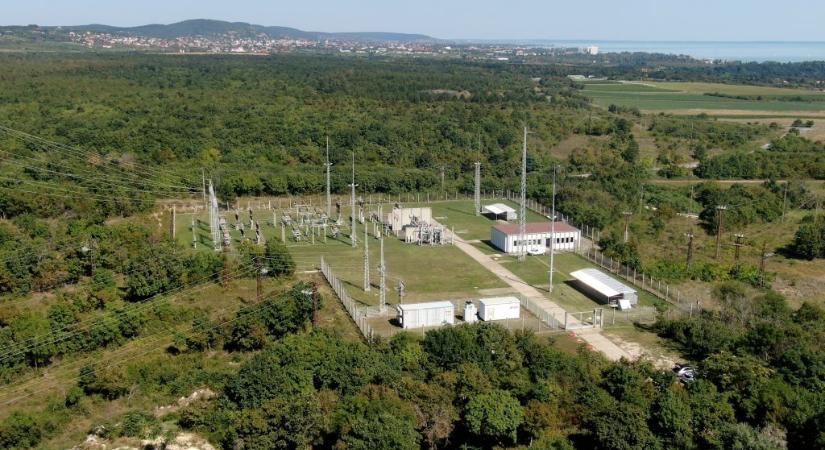 A Balaton északi partján fejleszti áramhálózatát az E.ON a naperőművek miatt