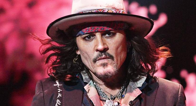 Johnny Depp így üdvözölte rajongóit az Andrássy úton: videó is készült a Budapesten forgató sztárról