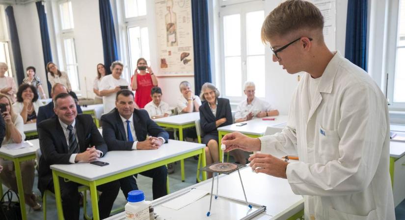 Új kémiatermet és labort avattak Zalaegerszegen, a Mindszenty-iskolában