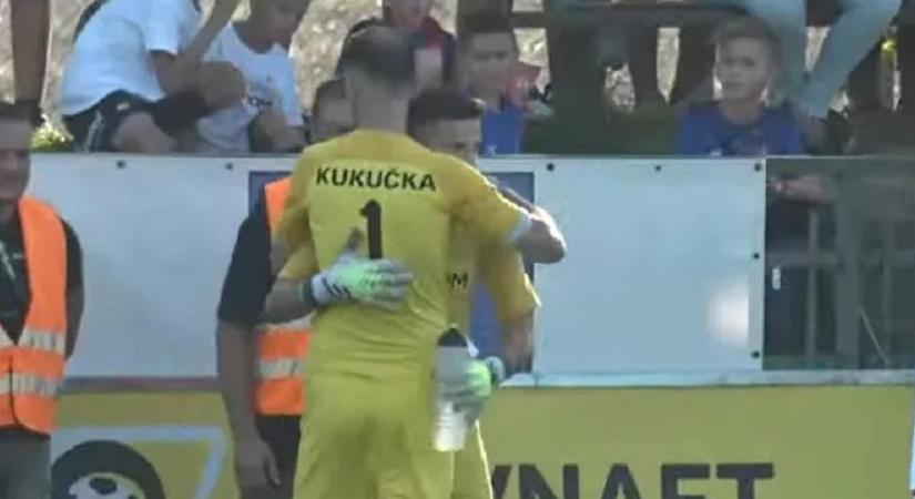 A rivális csapatban játszó fia búcsúztatta a sírva visszavonuló 45 éves focikapust