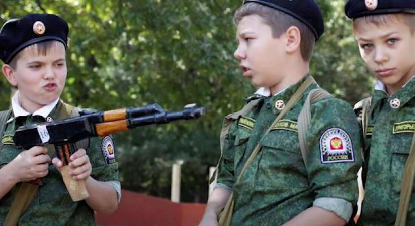 Fegyveres szolgálatra készítik fel az orosz gyerekeket – Háborús propaganda az oktatásban
