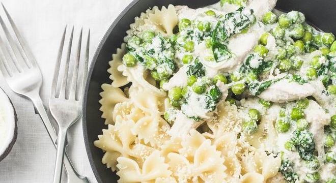 Villámfogás: csirkés tészta zölden, spenóttal és borsóval