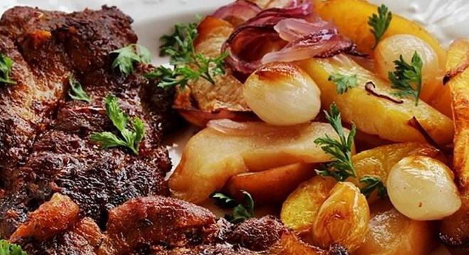 Sült krumpli kicsit másképp, almával és hagymával