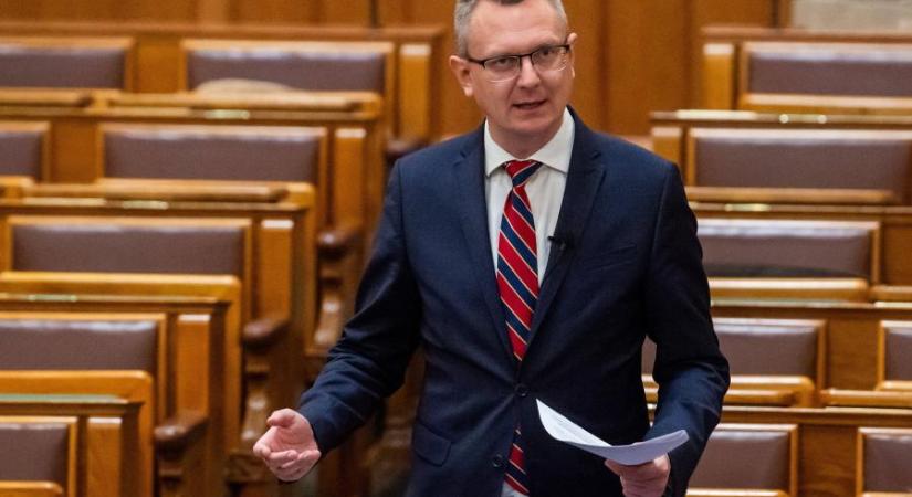 Rétvári Bence szerint szinte kimutathatatlan, hány tanár hagyta el a pályát a státusztörvény miatt