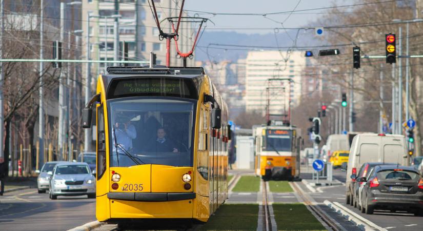 Balhé az 1-es villamoson! Két férfi összeverekedtek, veszélybe kerültek az utasok is VIDEÓVAL