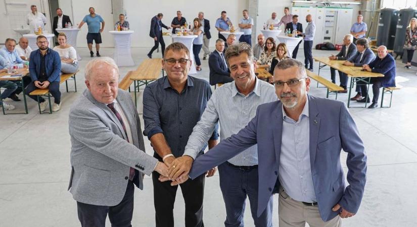 Új csarnokokkal bővült a Szekszárdi Ipari Park