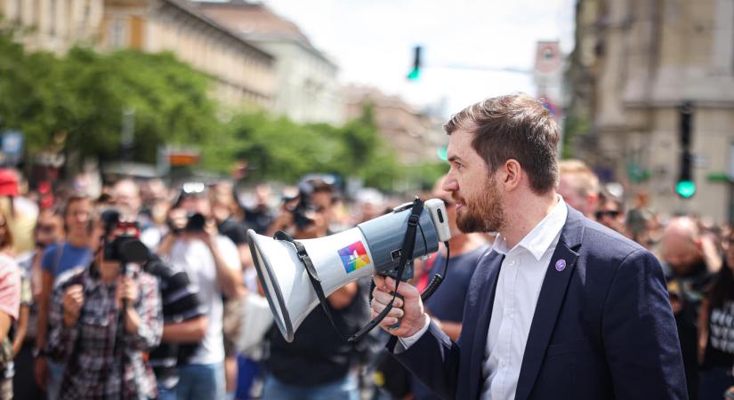 Röhögjünk együtt Apáti Bencével a legbalfékebb baloldali politikusokon!