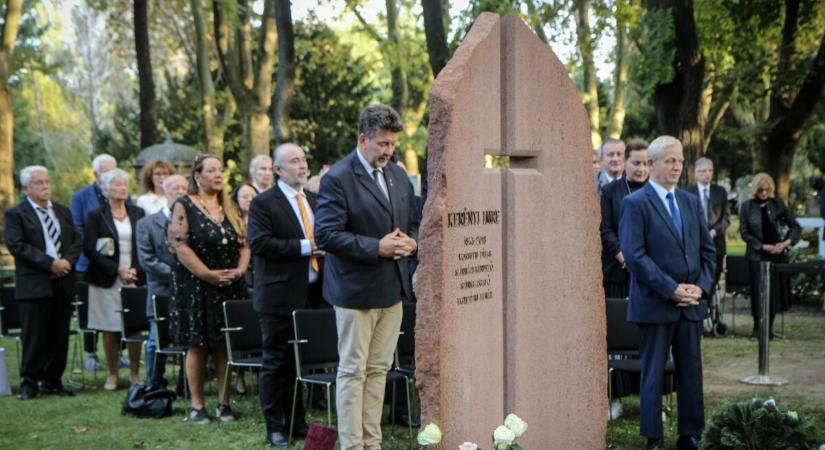 A 80 éve született Kerényi Imrére emlékeztek a Fiumei úti sírkertben