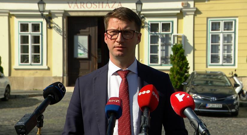 Felszólították V. Naszályi Márta baloldali polgármestert a határozatok végrehajtására