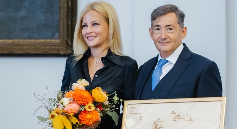 Várkonyi Andrea férje társaságában tett bejelentést a Mészáros Csoport alapítványáról