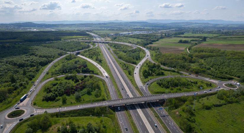 Hivatalos: jövőre 57 ezer forint lesz az éves autópálya-matrica