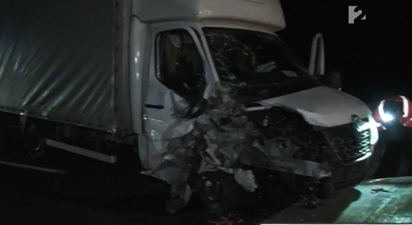Videón a szerda esti baleset az M3-ason, amelyben egy rendőrnő is megsérült