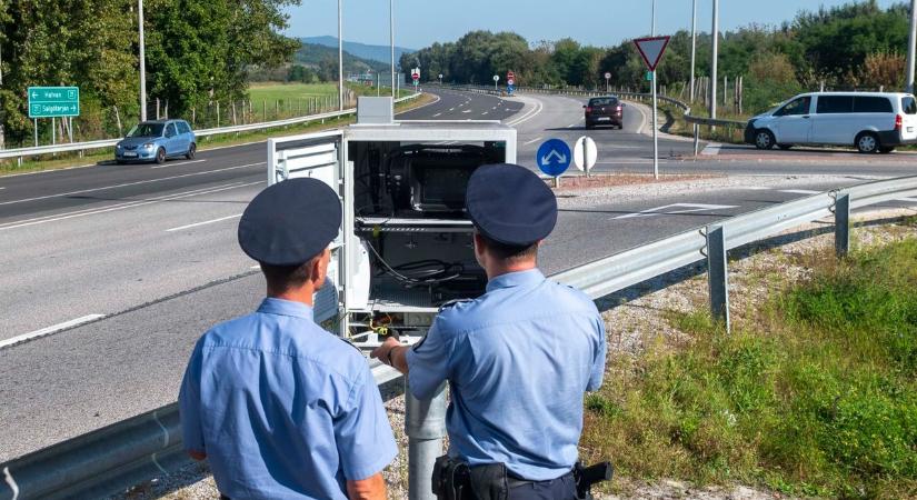 Már készíti a drága fotókat a 21-es főútra telepített traffibox (fotók)