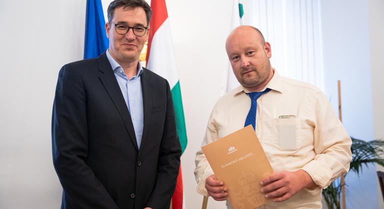 Oklevelet kapott Karácsony Gergelytől a buszsofőr, aki levezetett egy szülést a buszon