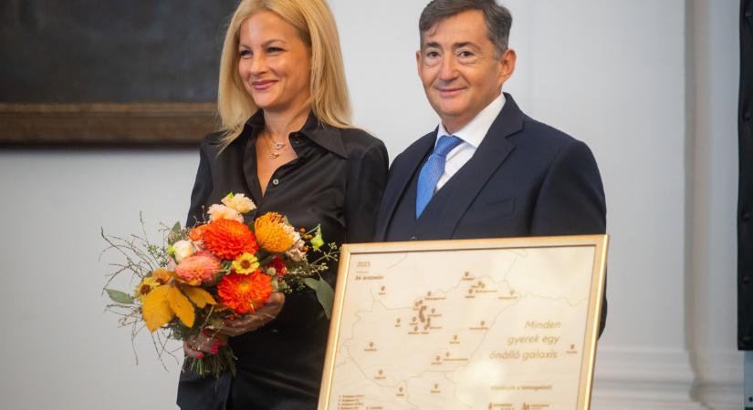 Csókkal jutalmazta nagylelkű urát Várkonyi Andrea: Mészáros Lőrinc visszacsorgatott egy kis közpénzt a High-Tech Suli programba