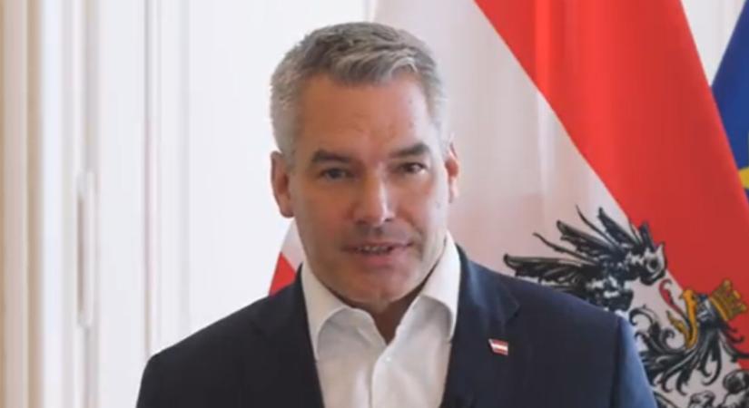 Gyereket nevelő nőkön gúnyolódott az osztrák kancellár egy kiszivárgott videón