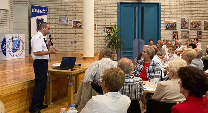 Hasznos előadásokkal és kulturális programokkal készültek az időseknek Kecskeméten – galériával, videóval