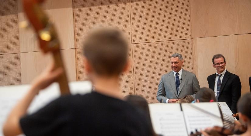 Lázár János: A kormány továbbra is elkötelezett a művészeti iskolák mellett