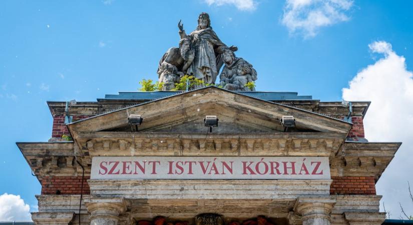 Egy lift sem működött, így két napig kézben vitték le a betegeket az emeletről a Szent István Kórház sebészetén