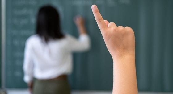 Státusztörvény: 30 év tanítás után felmondott a tanár, akinek bruttó 21 forinttal emelkedett a fizetése