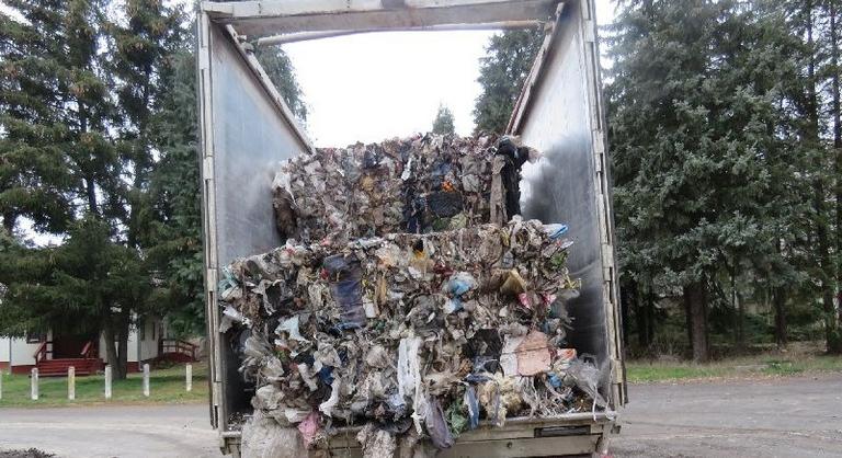 Több mint 71 tonna szemetet hozott egy férfi illegálisan Magyarországra