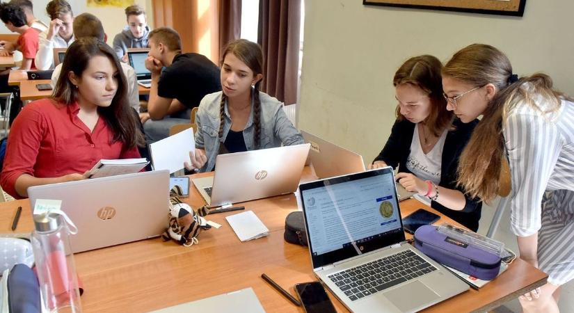 Feleződik a távhő ára az intézményeknek