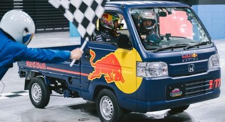 Bekötött szemmel vezettek miniteherautókat a Red Bull pilótái Japánban