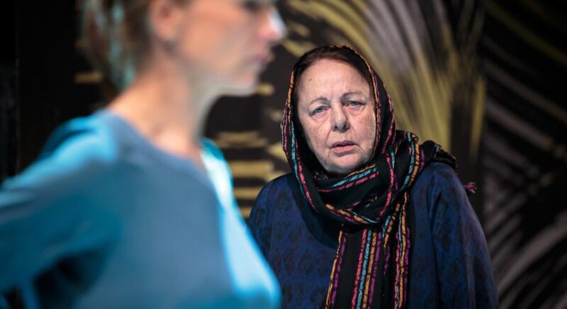 Kováts Adél Csomós Marinak: “A Te váraid mind erősek és védenek”